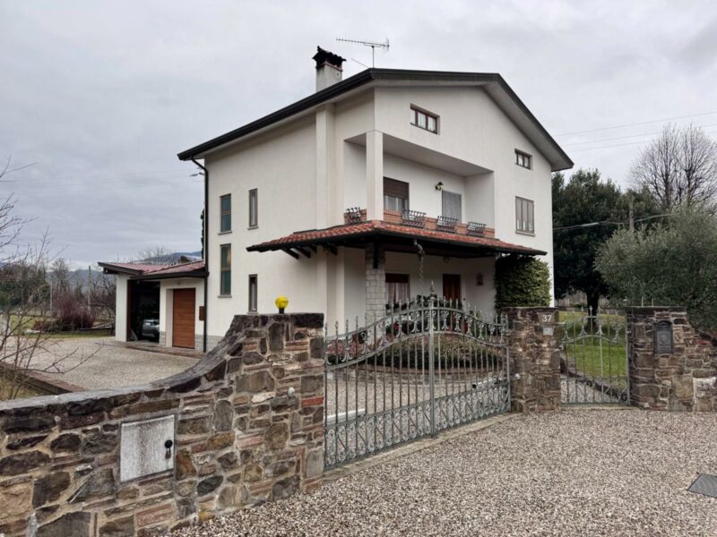 CASA  TRICAMERE INDIPENDENTE IN PERFETTE CONDIZIONI – TERRENO DI 4.000 MQ Prepotto
