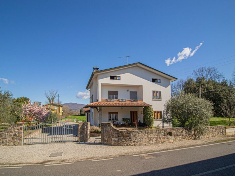 CASA  TRICAMERE INDIPENDENTE IN PERFETTE CONDIZIONI – TERRENO DI 4.000 MQ Prepotto