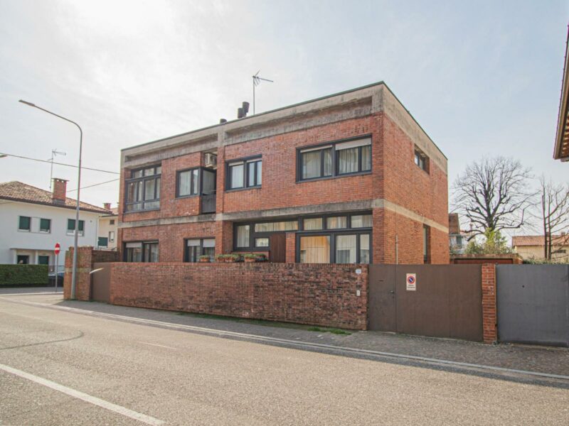 VILLA BIFAMILIARE DI PRESTIGIO Udine