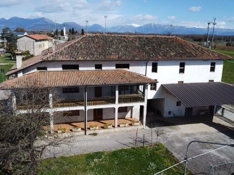 CASA INDIPENDENTE CON DUE UNITA’ ABITATIVE, STALLA e GIARDINO Dignano