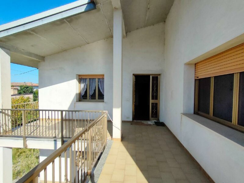 Appartamento tricamere con terrazze, garage e giardino Rivignano Teor
