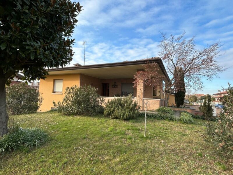 VILLA DAGLI SPAZI GENEROSI CON GIARDINO E TAVERNA – IDEALE PER LA VITA IN FAMIGLIA Lestizza