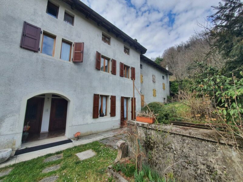 BICAMERE IN STILE IN PICCOLO CONTESTO Verzegnis