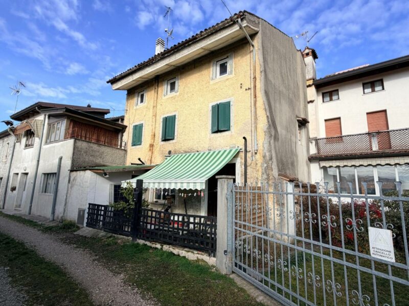 CASA IN LINEA DA RISTRUTTURARE CON CORTE RECINTATA Martignacco