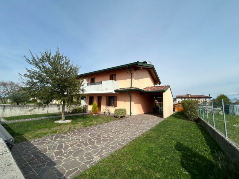 VILLA TRICAMERE CON GIARDINO – UNICA PER SPAZI E COMFORT Bertiolo