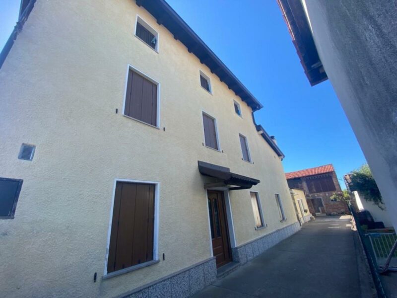 INTERESSANTE CASA ACCOSTATA AD UN LATO San Giorgio di Nogaro