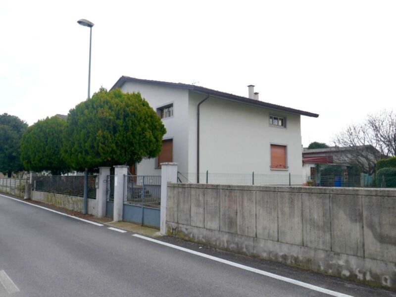 CASA INDIPENDENTE AD UN PASSO DAL CENTRO: spazio e potenzialità! Spilimbergo