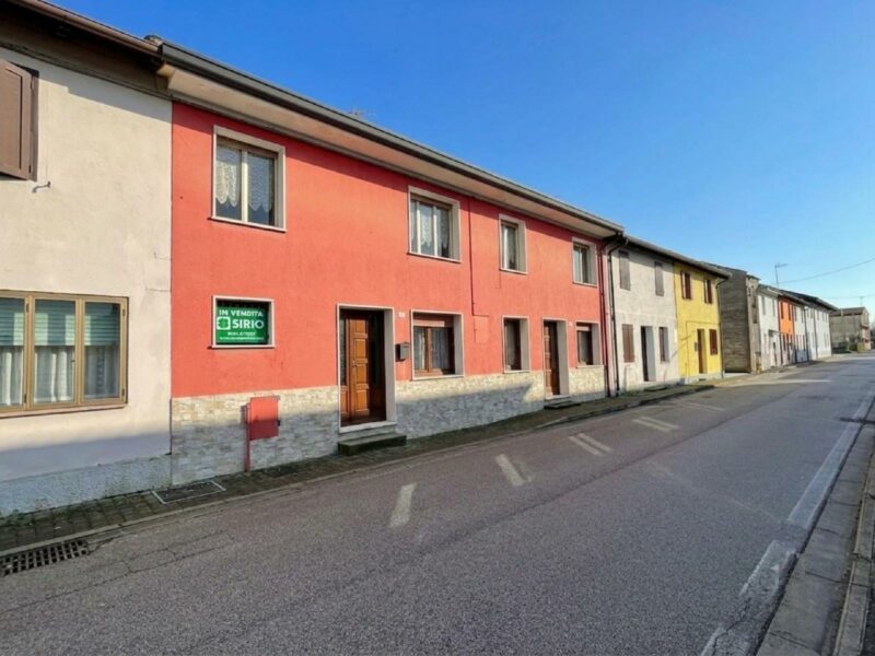 Casa con giardino privato e dependance a Ronchis Ronchis