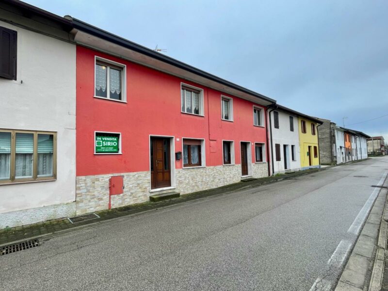 Casa tricamere con giardino riservato e garage a due passi dal centro Ronchis