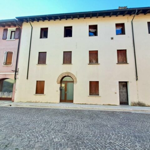 ABITAZIONE SU DUE LIVELLI IN CENTRO: storia, spazio e possibilità di personalizzazione! Sesto al Reghena