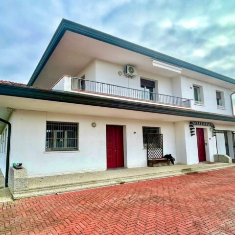 Spazi generosi e indipendenza: villa tricamere con terrazze e giardino Pramaggiore