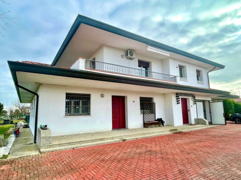 Spazi generosi e indipendenza: villa tricamere con terrazze e giardino Pramaggiore