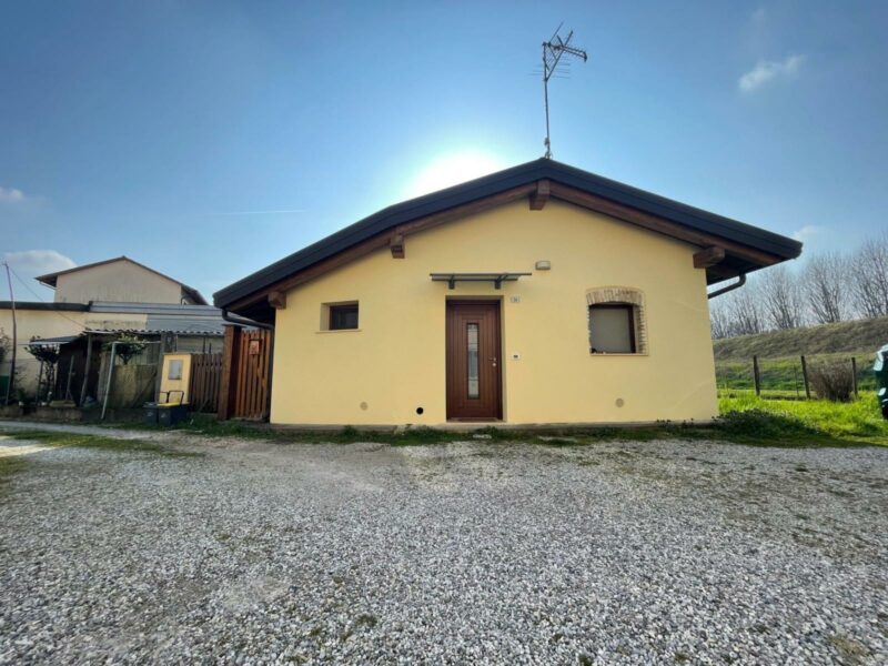 Proprietà indipendente con monolocale ristrutturato e rustico Ronchis