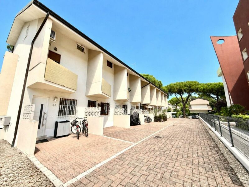 Casa a schiera tricamere con giardino in tranquilla zona verde Lignano Pineta