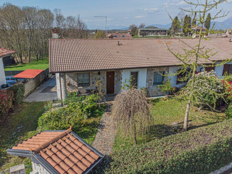 PORZIONE DI VILLA BIFAMILIARE INDIPENDENTE SU TRE LATI CON GIARDINO Tarcento