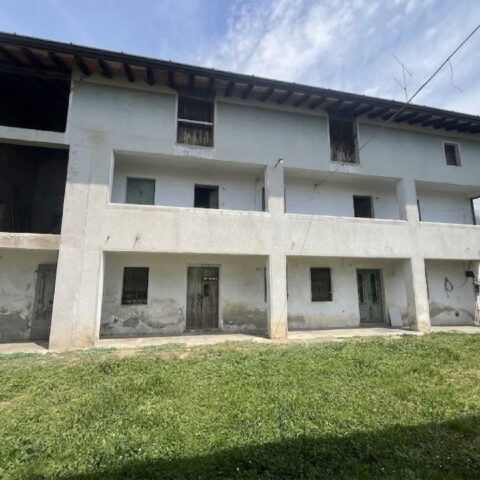 FABBRICATO RURALE DA RISTRUTTURARE CON SCOPERTO Majano