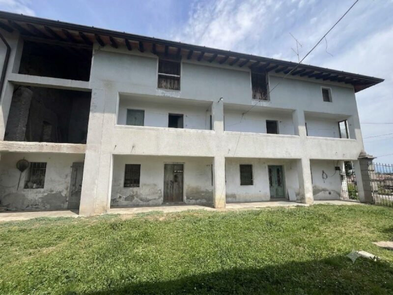FABBRICATO RURALE DA RISTRUTTURARE CON SCOPERTO Majano