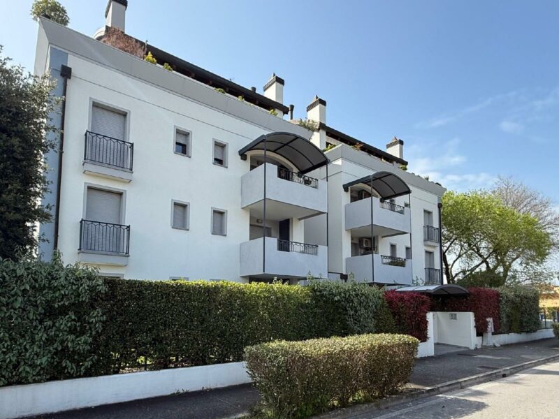 Appartamento bicamere biservizi con giardino esclusivo Bibione