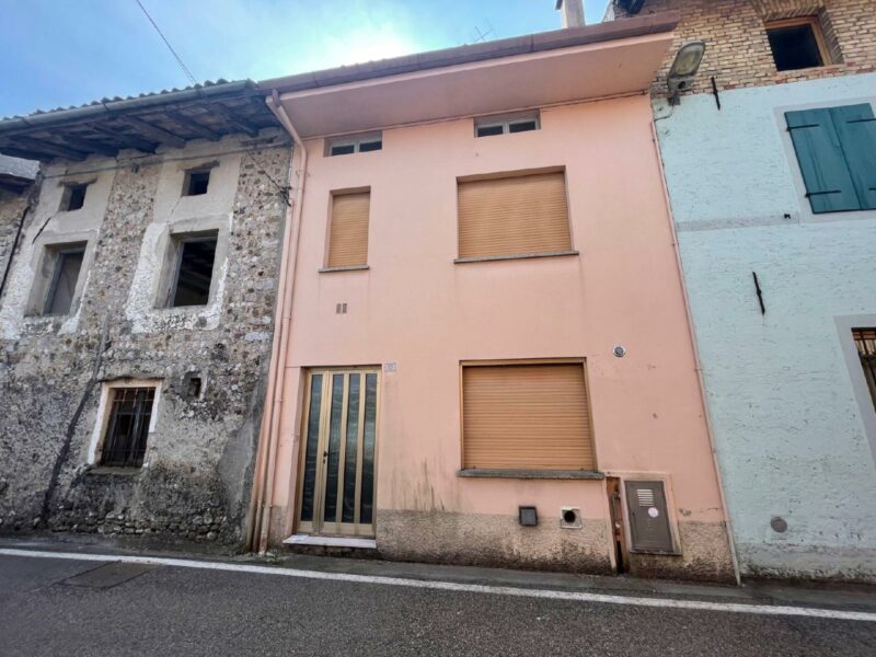 OPPORTUNITA’ DA RISTRUTTURARE COMPLETAMENTE CON CORTE PRIVATA A CARPACCO Dignano
