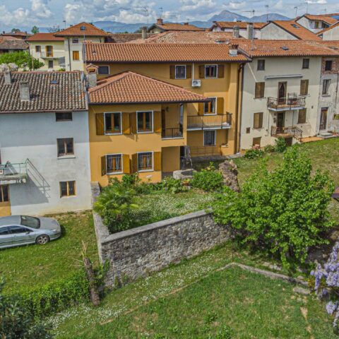 CASA DI TESTA IN CORTE, BICAMERE CON PICCOLO GIARDINO PRIVATO, GARAGE ED ORTO Treppo Grande