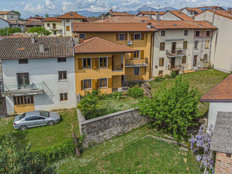 CASA DI TESTA IN CORTE, BICAMERE CON PICCOLO GIARDINO PRIVATO, GARAGE ED ORTO Treppo Grande