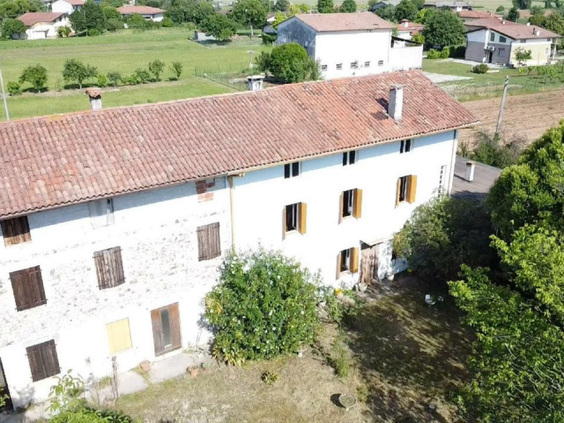 Indipendenza, verde e ampi spazi: casa abitabile con 2.500 mq di scoperto Sedegliano