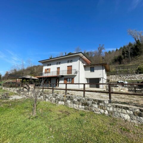 CASA INDIPENDENTE CON DUE APPARTAMENTI INDIPENDENTI, GIARDINO RECINTATO Artegna