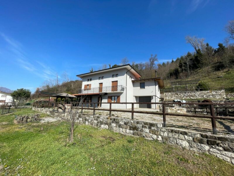 CASA INDIPENDENTE CON DUE APPARTAMENTI INDIPENDENTI, GIARDINO RECINTATO Artegna