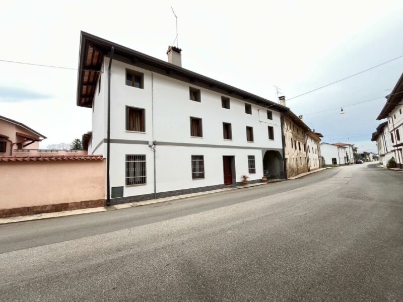 LUMONOSA CASA DAGLI AMPI SPAZI  E GIARDINO Codroipo