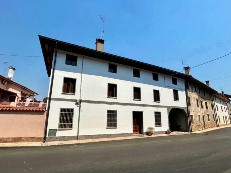 LUMONOSA CASA DAGLI AMPI SPAZI  E GIARDINO Codroipo