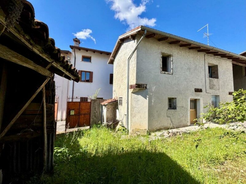 CASA DI TESTA TRICAMERE: opportunità con corte, terreno e boschi privati! Travesio