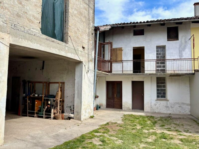 CASA IN LINEA DAL SAPORE TIPICO FRIULANO CON SCOPERTO ED EX STALLA Coseano