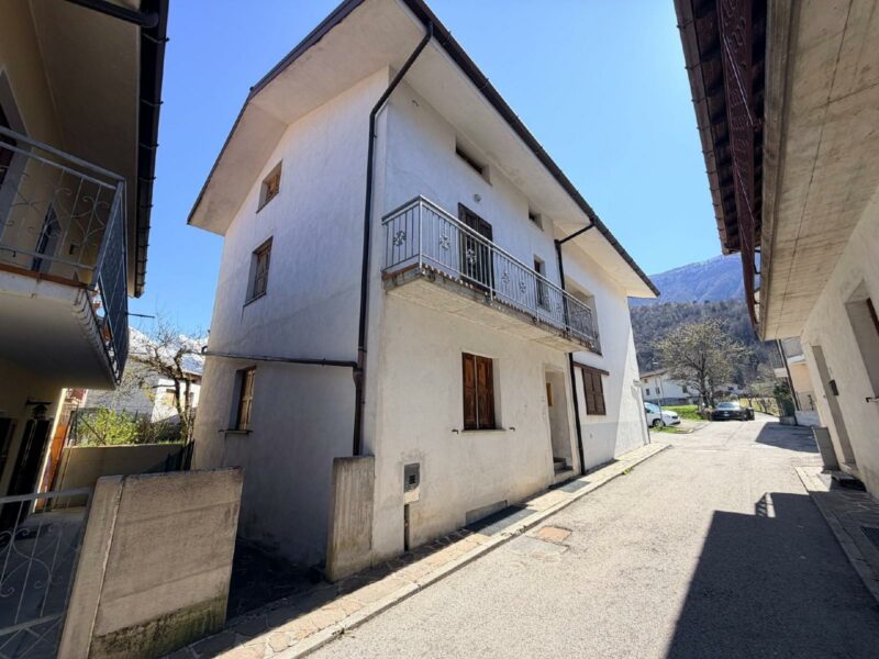 TIPICA CASA IN LINEA IN CONTESTO SUGGESTIVO Resia