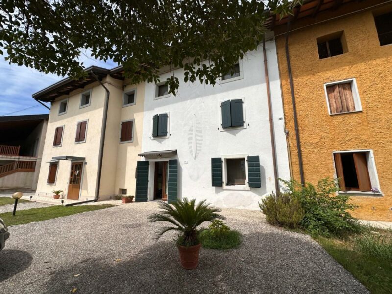 CASA INDIPENDENTE CON GIARDINO IN CARATTERISTICO BORGO Camino al Tagliamento