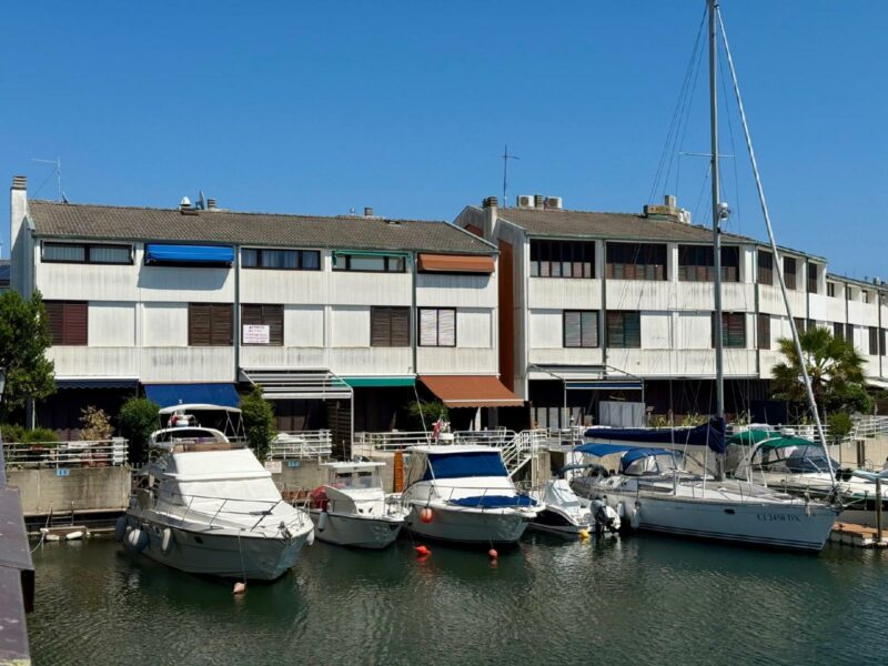 Villa a schiera con terrazza sulla darsena e posto barca Lignano Sabbiadoro
