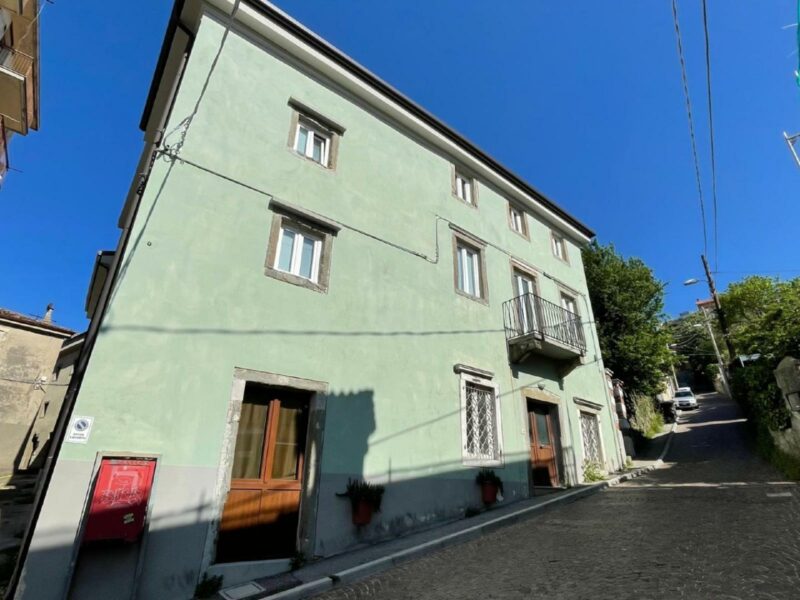 Un appartamento bicamere, due opportunità: abitare o investire Trieste