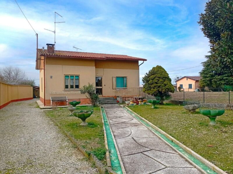 DUE CASE INDIPENDENTI CON GIARDINO Castions di Strada