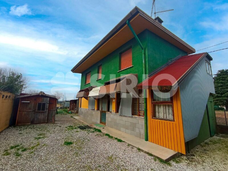 CASA SINGOLA CON TERRENO AGRICOLO Castions di Strada
