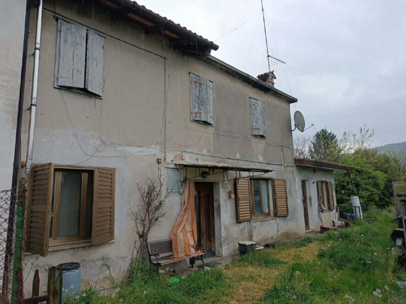 CASA ACCOSTATA IMMERSA NELLA NATURA, DA RISTRUTTURARE, CON TERRENO DI OLTRE 2000mq Sagrado