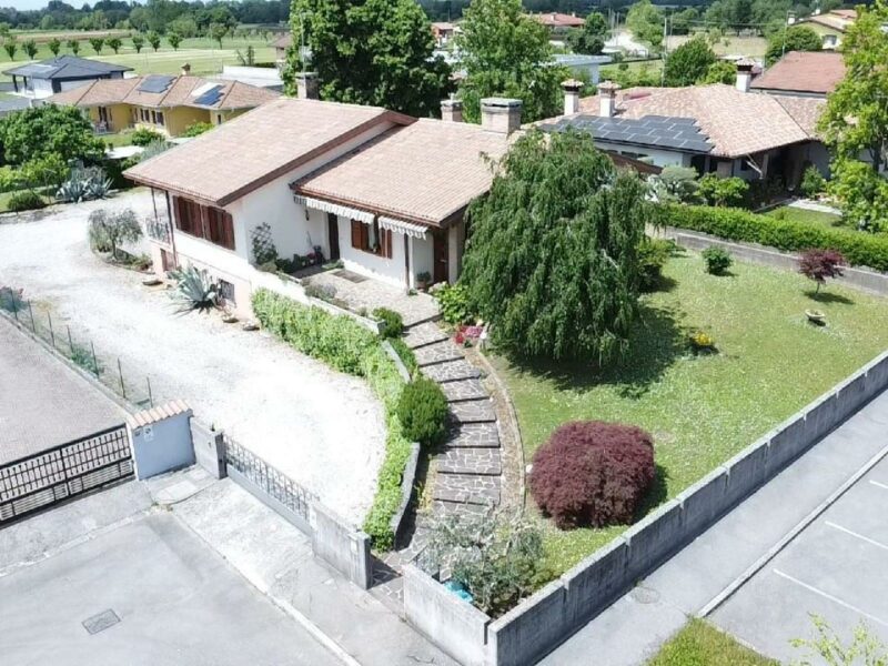 Villa indipendente con ampio giardino recintato, l’ideale per vivere in tranquillità! Sedegliano