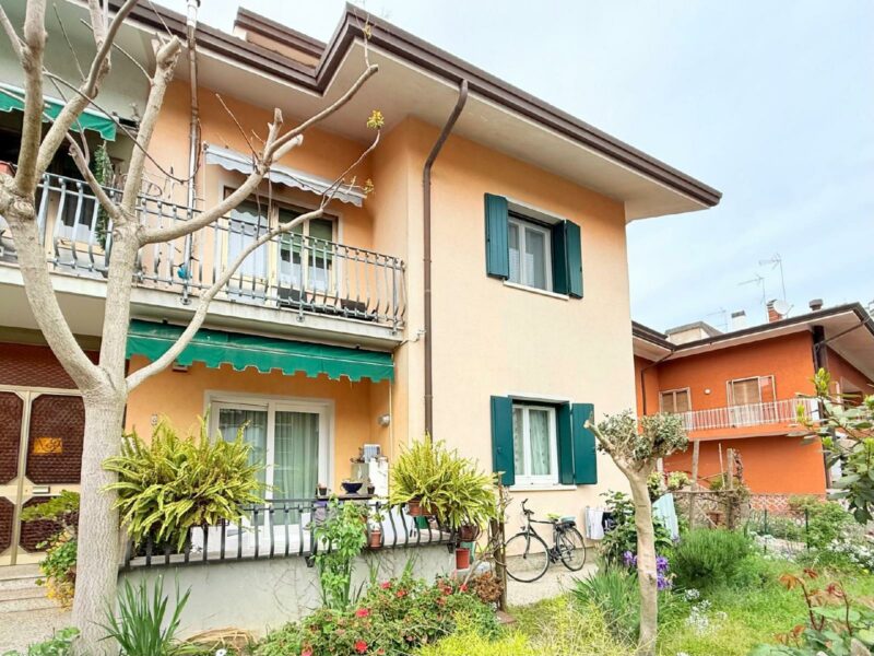Luminoso appartamento tricamere con posto auto e cantina Lignano Sabbiadoro