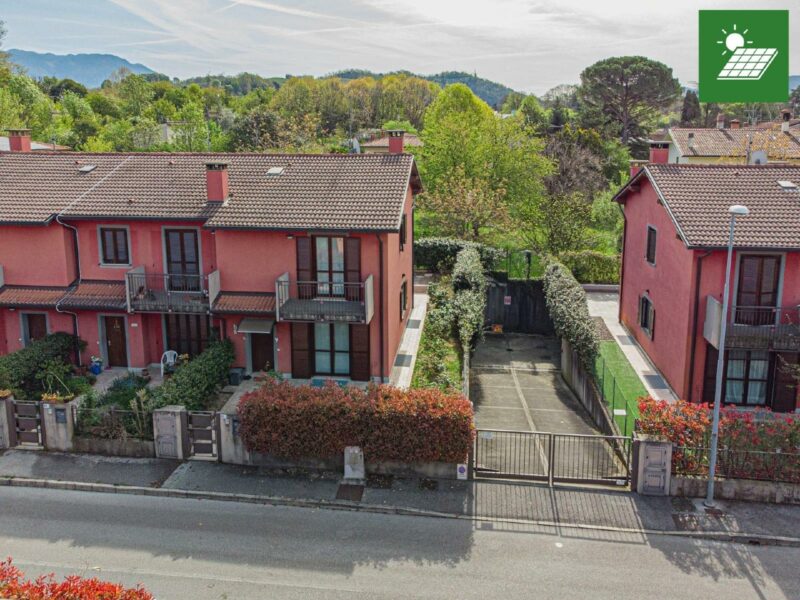 IMPECCABILE VILLASCHIERA TRICAMERE DI TESTA CON GIARDINO E DOPPIO GARAGE Gorizia