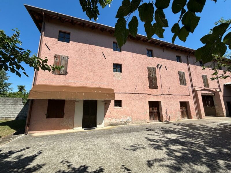 Ampio fabbricato rurale da recuperare con terreni Codroipo