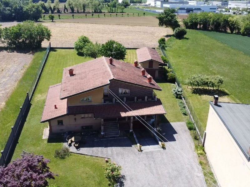 SPAZIOSA VILLA INDIPENDENTE TRICAMERE CON GIARDINO E DEPENDANCE Dignano