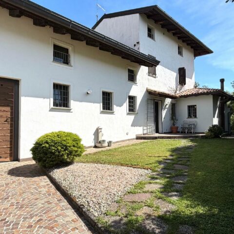 CASA ACCOGLIENTE E RICCA DI FASCINO CON UN MAGNIFICO GIARDINO DI BEN 2.800 MQ Basiliano
