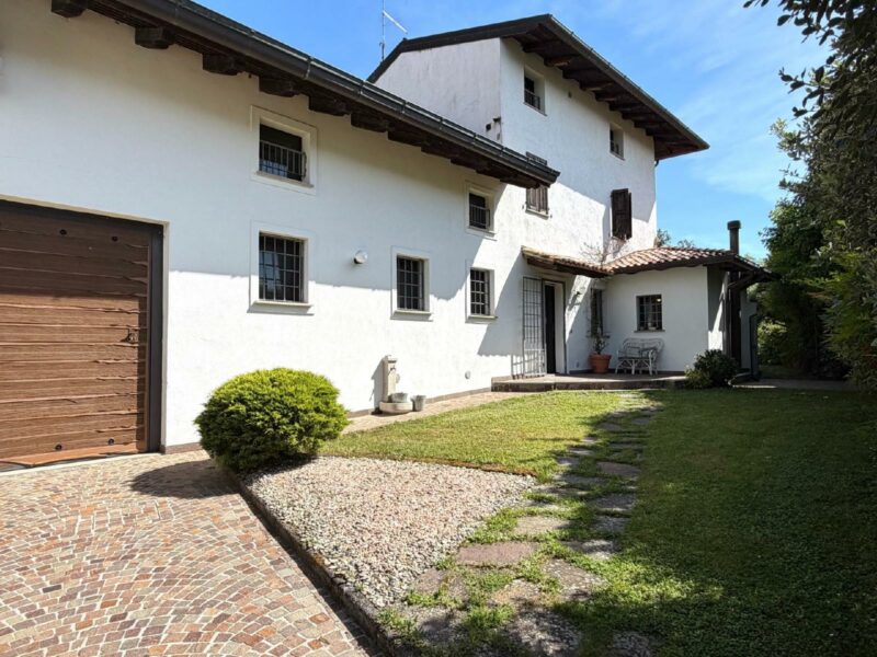 CASA ACCOGLIENTE E RICCA DI FASCINO CON UN MAGNIFICO GIARDINO DI BEN 2.800 MQ Basiliano