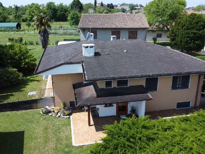 Casa indipendente tricamere su piano unico con 1.700 mq di giardino privato e seminterrato Basiliano