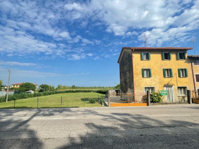 Casa da ristrutturare con grande scoperto e terreno di proprietà Fossalta di Portogruaro