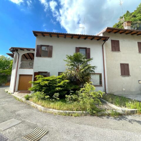 CASA DI TESTA TRICAMERE CON TERRAZZA COPERTA E GARAGE Gemona del Friuli