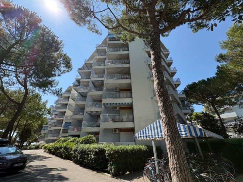 Appartamento bilocale ristrutturato con terrazzo, piscina e posto auto Lignano Sabbiadoro